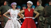 NYALANG: Mencari Nyala di Ujung Jenaka Dalam foto unik pilihan CNNIndonesia.com pekan ini, ada potret ladang bunga matahari, langit yang menguning di Jerman, dan festival musik militer di Rusia.