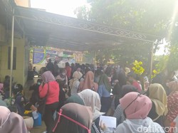Abai Jaga Jarak, Pelamar Kerja Sesaki Kantor Disnaker-Pos Cianjur