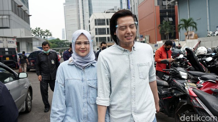 Roger Danuarta dan Cut Meyriska Roger Danuarta dan Cut Meyriska saat ditemui di kawasan Trans TV.
