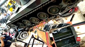 VIDEO: Insiden Kendaraan Tempur Tabrak Gerobak Gorengan