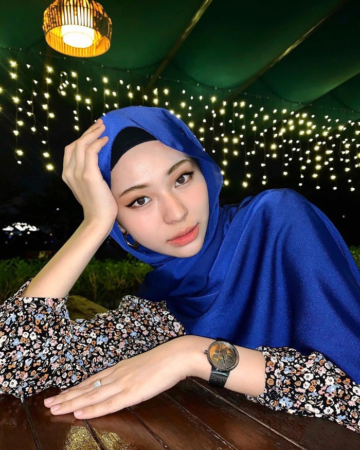Influencer cantik Adira Salahudi asal negeri jiran Malaysia mencuri perhatian. Wanita cantik yang sudah berstatus ibu tersebut memiliki paras yang rupawan. Bahkan dirinya kerap dibilang mirip dengan aktris Korea Song Ji Hyo. Hal ini memang tidak mengherankan mengingat dirinya mempunyai darah keturunan Thailand-Arab. (Foto: instagram.com/adirasalahudi)