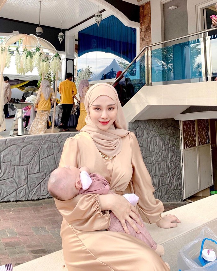 Saat ini, Adira Salahudi sendiri sudah berstatus sebagai seorang ibu. Dalam beberapa potret yang diunggah pada akun instagram pribadinya memperlihatkan dirinya bersama sang buah hati. Sosok keibuannya begitu terpancar jelas. Ia juga terlihat sangat menikmati perannya sebagai ibu muda. (Foto: instagram.com/adirasalahudi)