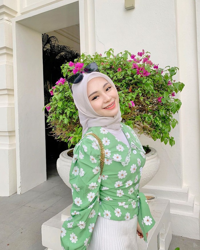Meskipun sudah menjadi seorang istri sekaligus ibu satu orang anak, tidak semerta-merta membuat Adira mengesampingkan penampilannya. Lihat saja tampilan cantiknya di atas. Menggunakan atasan turtleneck yang dibalut dengan blouse motif bunga warna hijau, Adira terlihat sangat cantik dan menawan. (Foto: instagram.com/adirasalahudi)