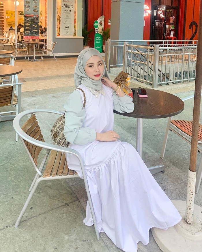 Parasnya cantik memang mencuri perhatin. Kali ini, dalam balutan dress panjang bernuansa warna grey dan hijab pashmina warna senada berhasil memberikan tampilan yang ciamik dan mengesankan dari seorang Adira. Apalagi ditambah dengan aksesori gelang yang super cute. (Foto: instagram.com/adirasalahudi)