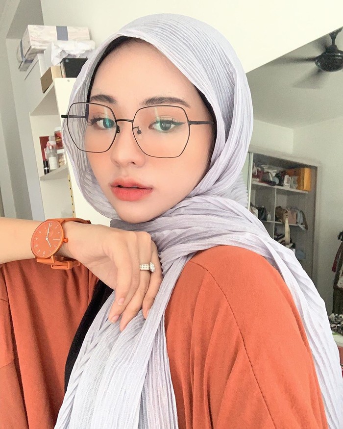 Pose wajah closeup dengan kacamata seperti ini membuat wajah cantik Adira terlihat begitu jelas. Sambil memakai aksesori berupa jam tangan, ia terlihat sangat kece. Apalagi posenya yang begitu ciamik bak seorang model. (Foto: instagram.com/adirasalahudi)