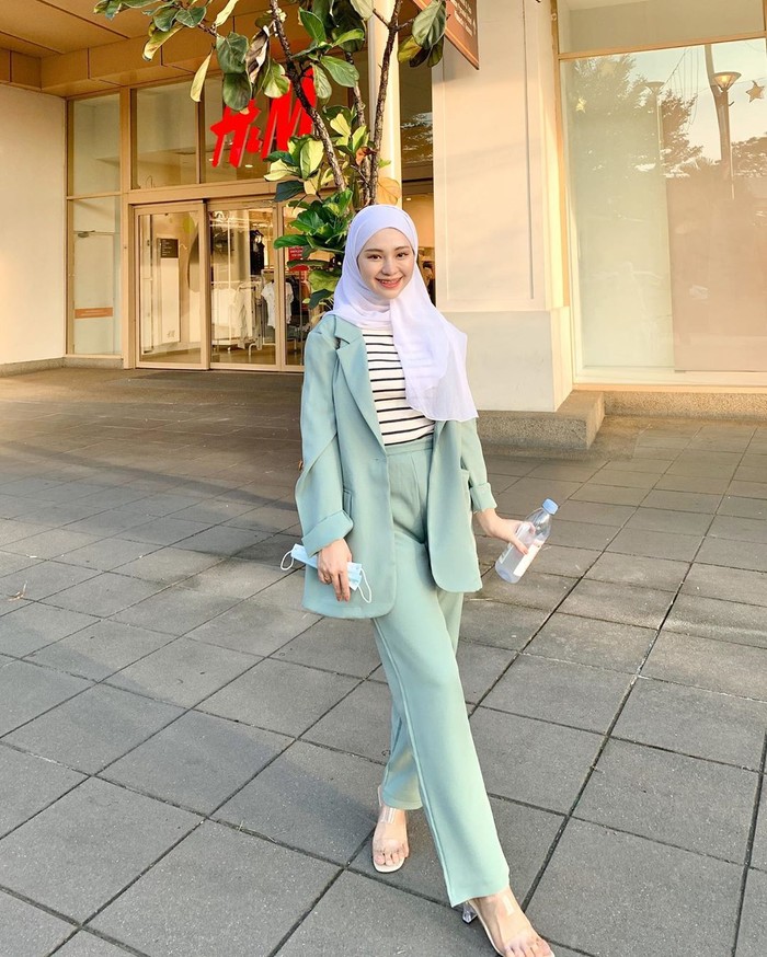 Terlihat lebih formal dalam setelan blazer dan celana berwarna tosca nih. Paras rupawannya pun tetap terlihat memesona sambil melempar senyum ke kamera. Penampilannya seringkali menjadi role model lho! (Foto: instagram.com/adirasalahudi)