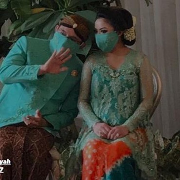 Gelar Acara Mitoni 7 Bulan, Danny Rukmana & Raiyah Kompak Pakai Baju Senada