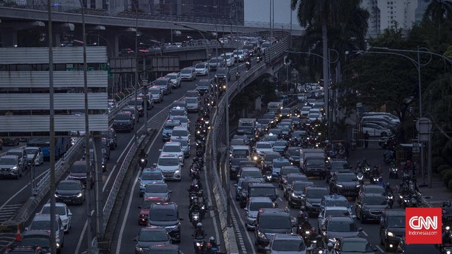 TMC Polda Metro Jaya melaporkan sekitar pukul 05.42 WIB kendaraan mengarah ke Tol Bandara Soetta tak bergerak jelang Rizieq Shihab pulang, Selasa (10/11).