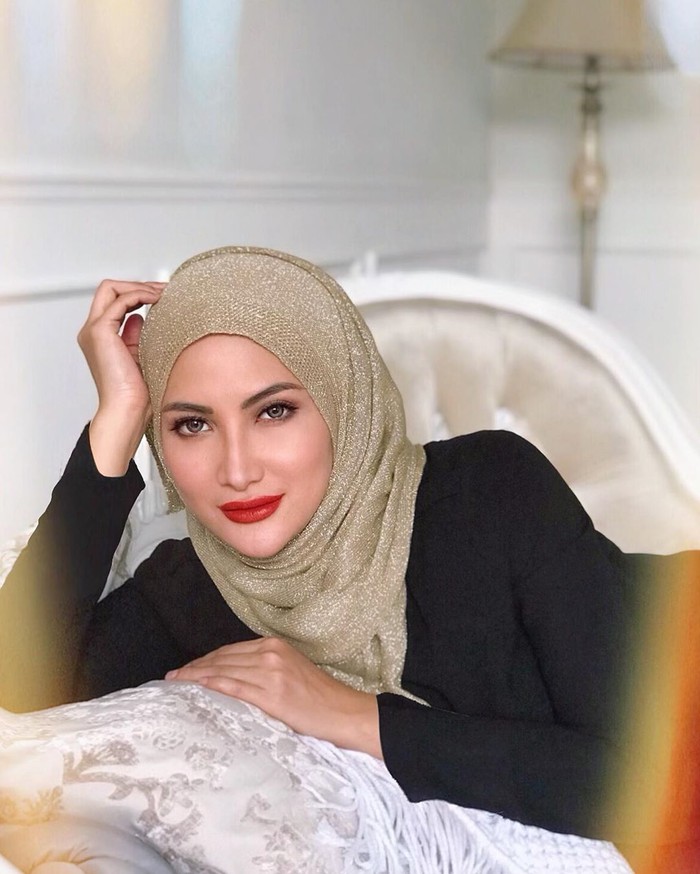 Natalie Sarah miliki darah Batak dari kedua orang tuanya. Artis yang memutuskan menjadi mualaf ini menyematkan marga sang ayah, Sianipar di nama belakangnya. Sementara sang ibu memiliki marga Siahaan. (Foto: Instagram.com/natalie_sarahs)