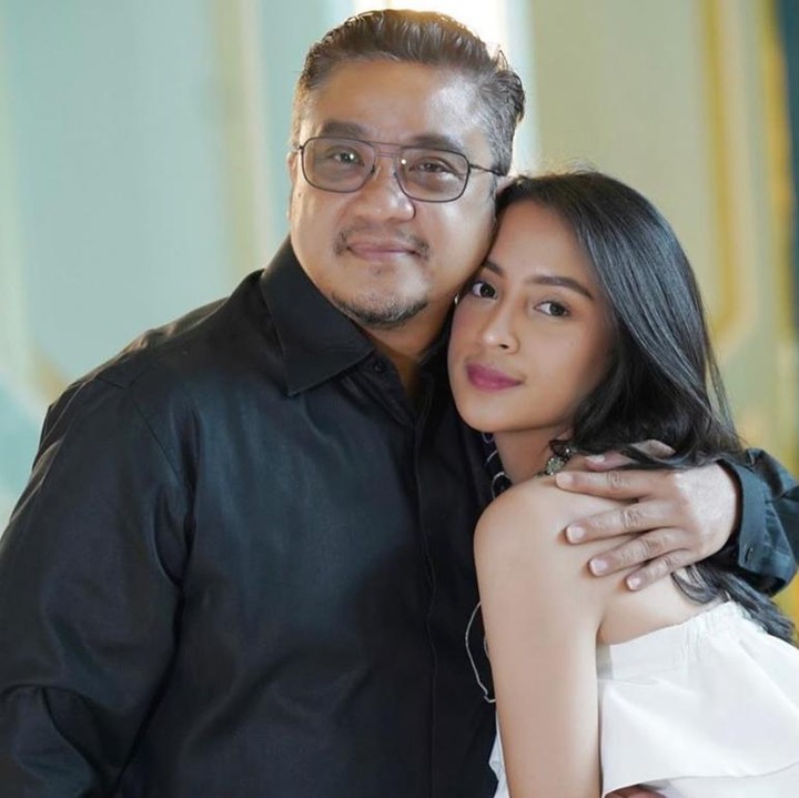 <p>Sebagai putri bungsu, Kaneishia tak cuma dekat dengan kakak dan ibu, tapi juga sangat dekat dengan ayahnya. Seperti foto berikut ini. So sweet ya Bun. [Foto: Instagram Kaneishia]</p>