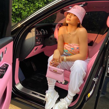 Merasa Tak Cocok, Kylie Jenner Ganti Nama Bayi Wolf Webster