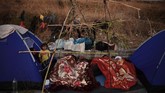 FOTO: Nestapa Imigran di Yunani Usai Penampungan Terbakar Pemerintah Yunani mulai memindahkan para pendatang dan pencari suaka ke kamp darurat di Pulau Lesbos.