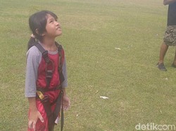 Semringahnya Adelia Spiderman Cilik Ikut Latihan Panjat Tebing