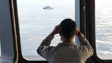 Kementerian Luar Negeri China menegaskan kapal mereka berpatroli secara normal di perairan di bawah yurisdiksi Beijing.