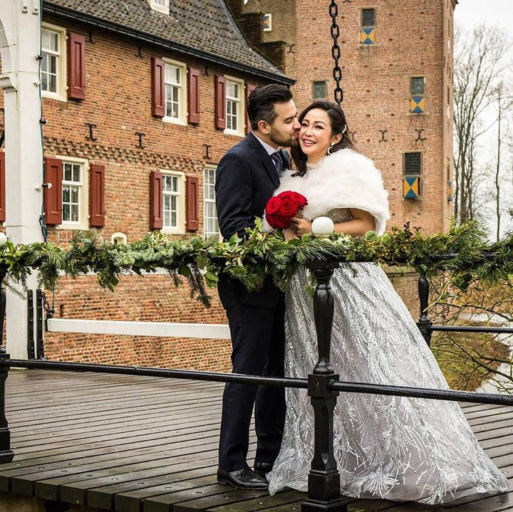 <p>Foto prewedding yang satu ini terlihat begitu romantis ya, Bunda. " In your arms is where i belong. Sore-sore gini enaknya di peyuk biar anget, hayo ga bole sirik... jomblo kan nanti pada nyusul," tulis Chef Marinka. (Foto: Instagram @rinrinmarinka)</p>
