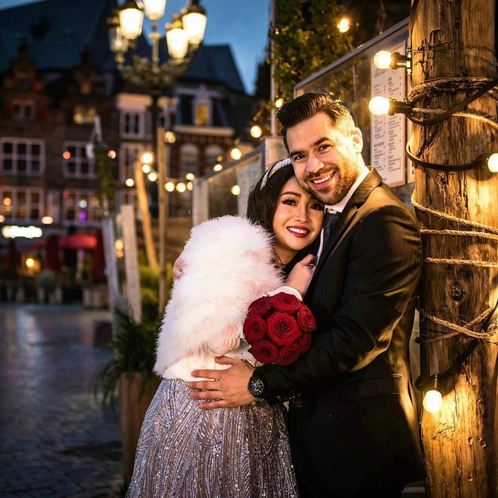 <p>Tidak hanya itu lho, Bunda. Saat menunggu momen melepas status lajang, Chef Marinka juga sering mengunggah foto-foto kebersamaan mereka dengan kata-kata romantis. "You are my happy place," ungkap lewat foto ini. (Foto: Instagram @rinrinmarinka)</p>