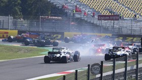 Penuh Insiden, Hamilton Menangkan F1 GP Tuscan