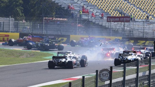 Penuh Insiden, Hamilton Menangkan F1 GP Tuscan Lewis Hamilton memenangkan balapan F1 GP Tuscan setelah jadi yang tercepat, mengalahkan rekan setimnya, Valtteri Bottas.
