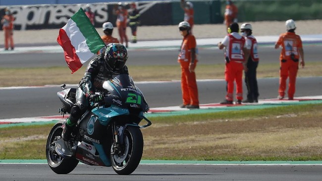 MotoGP Valencia 2020 juga menampilkan drama lain ketika Franco Morbidelli dan Jack Miller saling salip di lap terakhir.