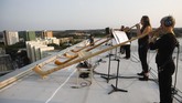 FOTO: Alunan Musik Alphorn Kala Pandemi di Jerman Sejumlah musikus di Prohlis, Dresden, Jerman, menggelar konser di atas atap bangunan, di tengah pandemi Covid-19.