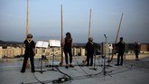 FOTO: Alunan Musik Alphorn Kala Pandemi di Jerman Sejumlah musikus di Prohlis, Dresden, Jerman, menggelar konser di atas atap bangunan, di tengah pandemi Covid-19.