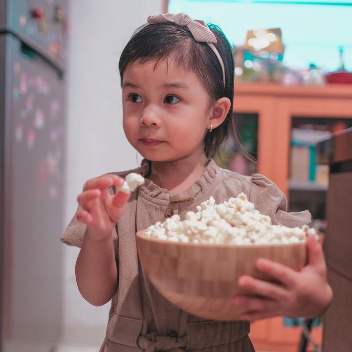 <p>Pakai <em>dress</em> coklat cantik sambil bawa popcorn, kira-kira Nastusha mau <em>ngapain</em> ya? (Foto: Instagram @nastusha.olivia.alinskie)</p>