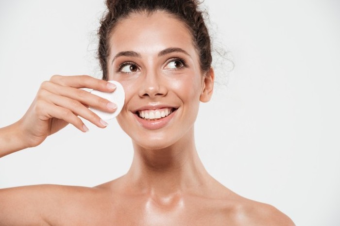 Dengan double cleansing, kamu bisa membersihkan wajah secara maksimal.