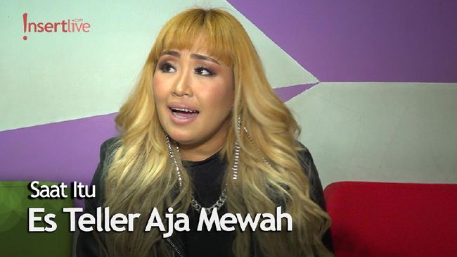 Pinkan Mambo berada di dekat kardus saweran saat ngamen di pinggir jalan