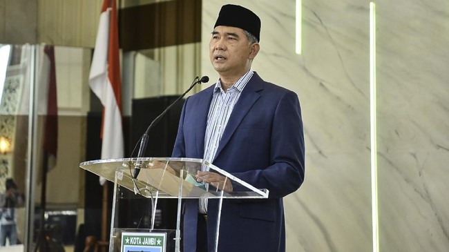 Wali Kota Jambi Syarif Fasha memilih diisolasi di rumah sakit, bukan isolasi mandiri agar tak menulari orang lain yang di dekatnya.