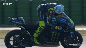 VIDEO: Momen Rossi Rebut Start Posisi 4 Pakai Helm Viagra