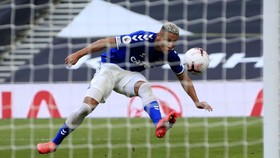 Meme Lucu Richarlison Gagal Cetak Gol ke Gawang yang Kosong