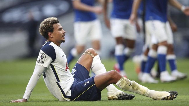 Dele Alli sempat terjatuh dan jadi bahan tertawaan rekan setim saat Tottenham Hotspur berhasil mengalahkan Marine 5-0 di babak ketiga Piala FA.