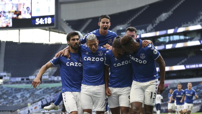 Trio lini depan Everton yaitu Dominic Calvert Lewin, Richarlison, dan James Rodriguez tampil memikat pada awal musim ini.