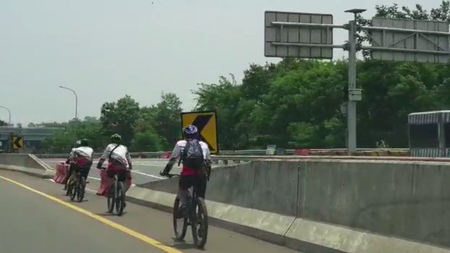 Viral Sepeda Masuk Tol di Bogor Viral Sepeda Masuk Tol di Bogor