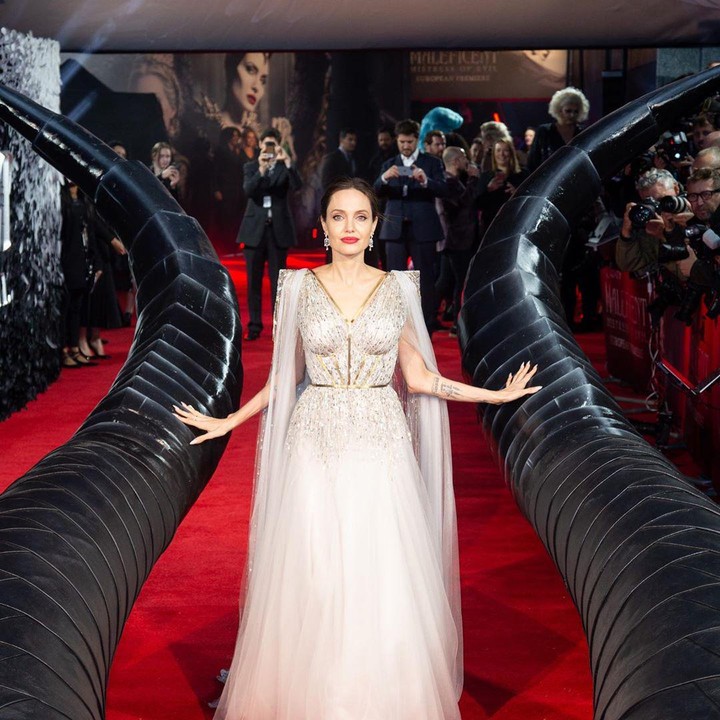 <p>Belum lama ini, Angelina Jolie mengaku ingin lebih banyak waktunya bersama anak-anak. Sehingga, untuk memilih proyek film pun harus selektif, Bunda. (Foto: Instagram @disneymaleficent)</p>