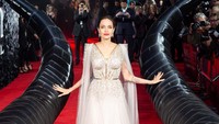 <p>Belum lama ini, Angelina Jolie mengaku ingin lebih banyak waktunya bersama anak-anak. Sehingga, untuk memilih proyek film pun harus selektif, Bunda. (Foto: Instagram @disneymaleficent)</p>