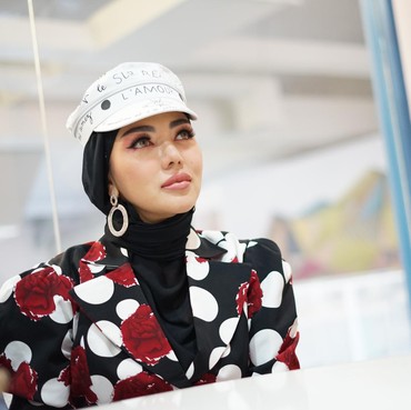 Turun ke Sawah Panen Beras, Bella Shofie Curi Atensi