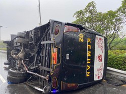 Bus Kemenhan Terguling di GT Cililitan