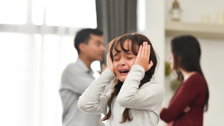 cerita bunda Sadness Little Kid Girl crying and screaming over Couple or her Parent conflicting. Unhappy Family Divorce concept.