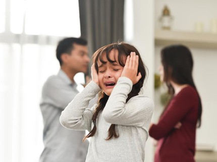 Benci Melihat Ibu Berkali-kali Diselingkuhi & Dikasari, Bertahan Demi Anak