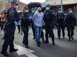 Duh, Polisi Diinjak-injak Demonstran Anti-Lockdown di Melbourne