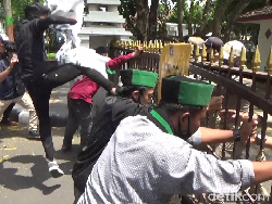 Demo Puluhan Mahasiswa dan Pemuda di Kantor Bupati Lumajang Sempat Ricuh