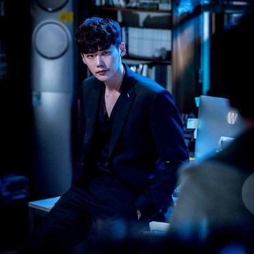 'W: Two Worlds' Eps.4, Kang Chul Dituduh Membunuh Keluarganya Sendiri