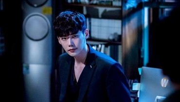 img-title 'W: Two Worlds' Eps.4, Kang Chul Dituduh Membunuh Keluarganya Sendiri