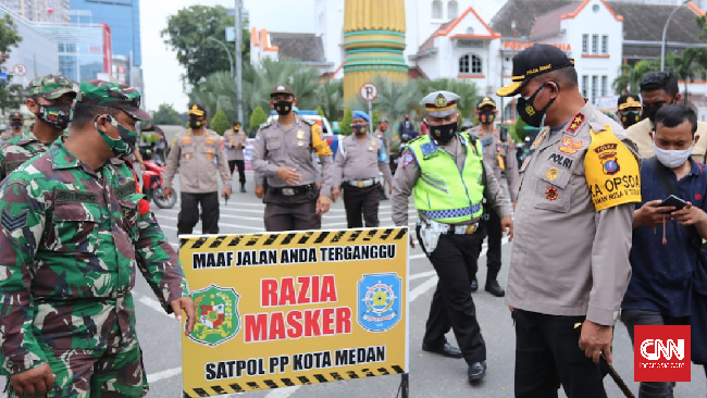 Seorang pria marah ke Kapolda Sumut Irjen Martuani Sormin karena tak terima ditegur lantaran tak mengenakan masker.