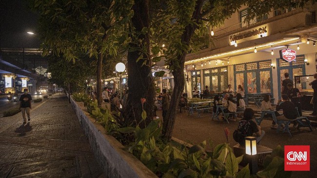 Ada 733 tempat usaha yang diberikan sanksi dan 516 di antaranya ditutup sementara lantaran melanggar PSBB di DKI Jakarta.
