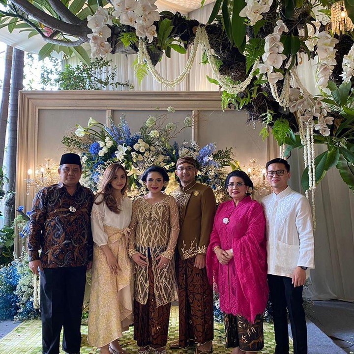 <p>Kita doakan semoga persalinan istri Danny Rukmana lancar dan sehat ya, Bunda.</p>