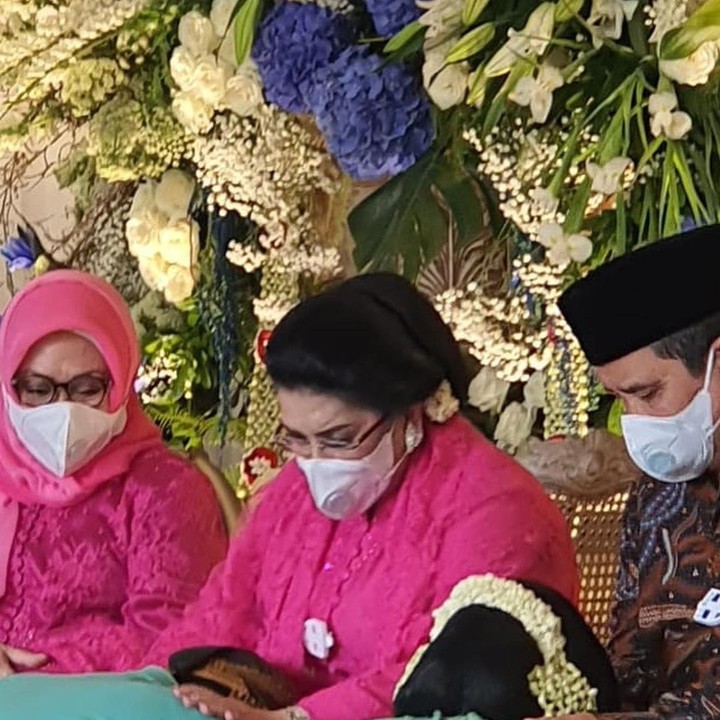 <p>Momen Danny Rukmana dan istri ketika memohon doa restu kepada masing-masing orang tua. Khidmat dan haru ya, Bunda.</p>