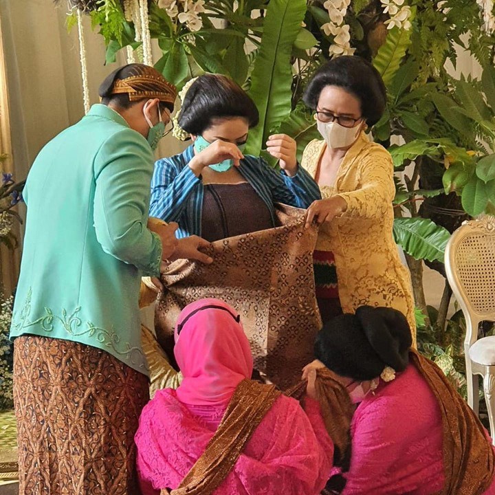 <p>Momen brojolan atau ketika memasukkan dua cengkir ke dalam kain jarit yang dikenakan istri Danny Rukmana.</p>