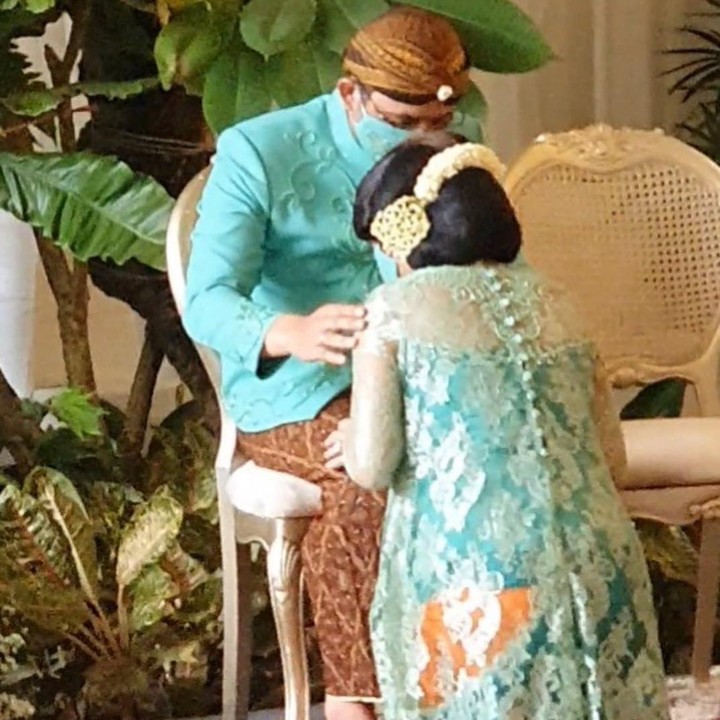 <p>Bagi Bunda yang belum tahu, mitoni adalah acara atau ritual tujuh bulanan kehamilan dalam adat Jawa.</p>